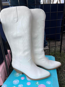 White boots size 10